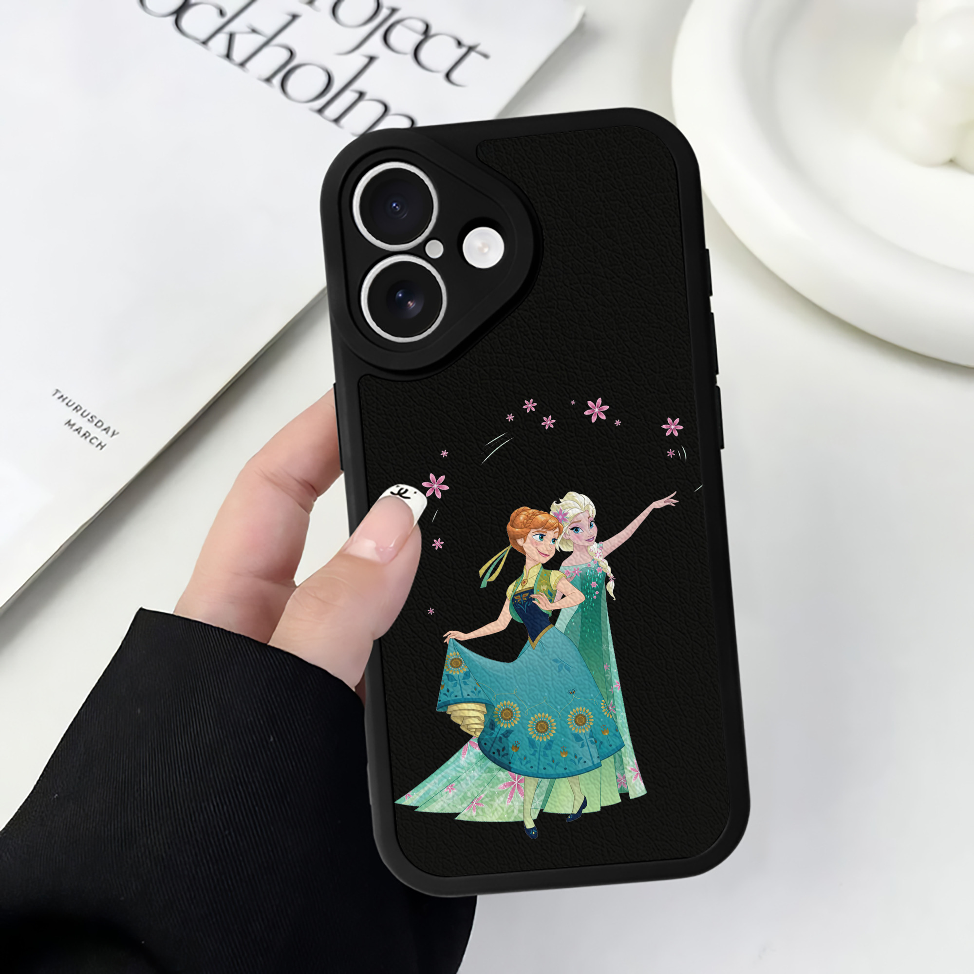 （画像用） アナと雪の女王 アンナ エルサ Frozen Anna Elsa 【iPhone 16シリーズ対応】シリコンスマホケース（レザー調） 材質：シリコン